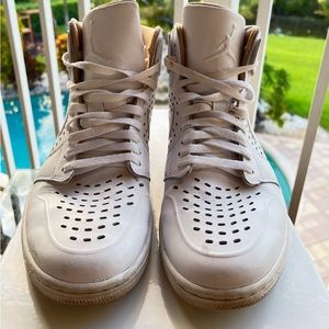 Nike men sneakers must go used light
Wear and tear no box